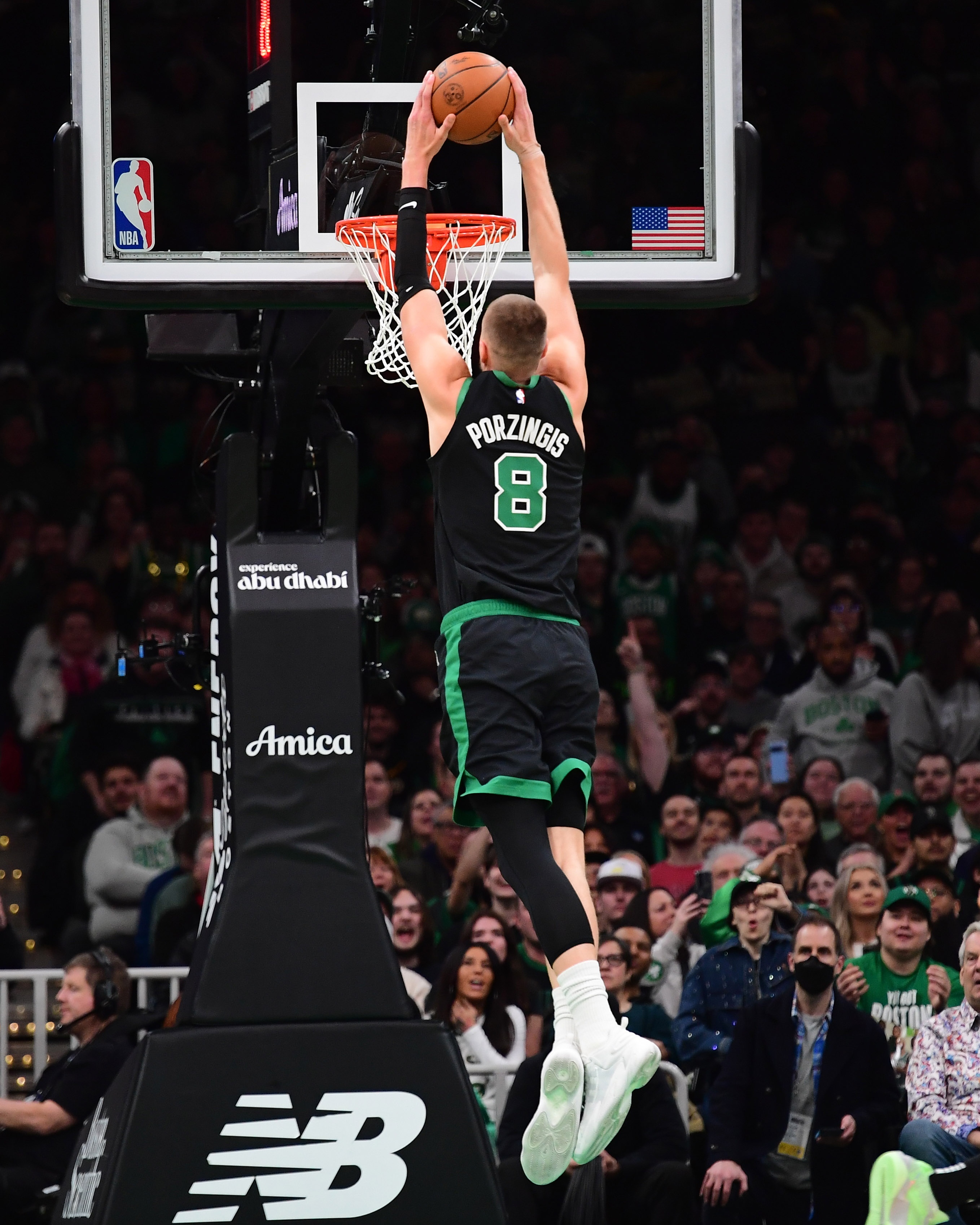 內(nèi)線高塔！波爾津吉斯出場24分鐘15中9&三分5中3砍27分10板6助1斷