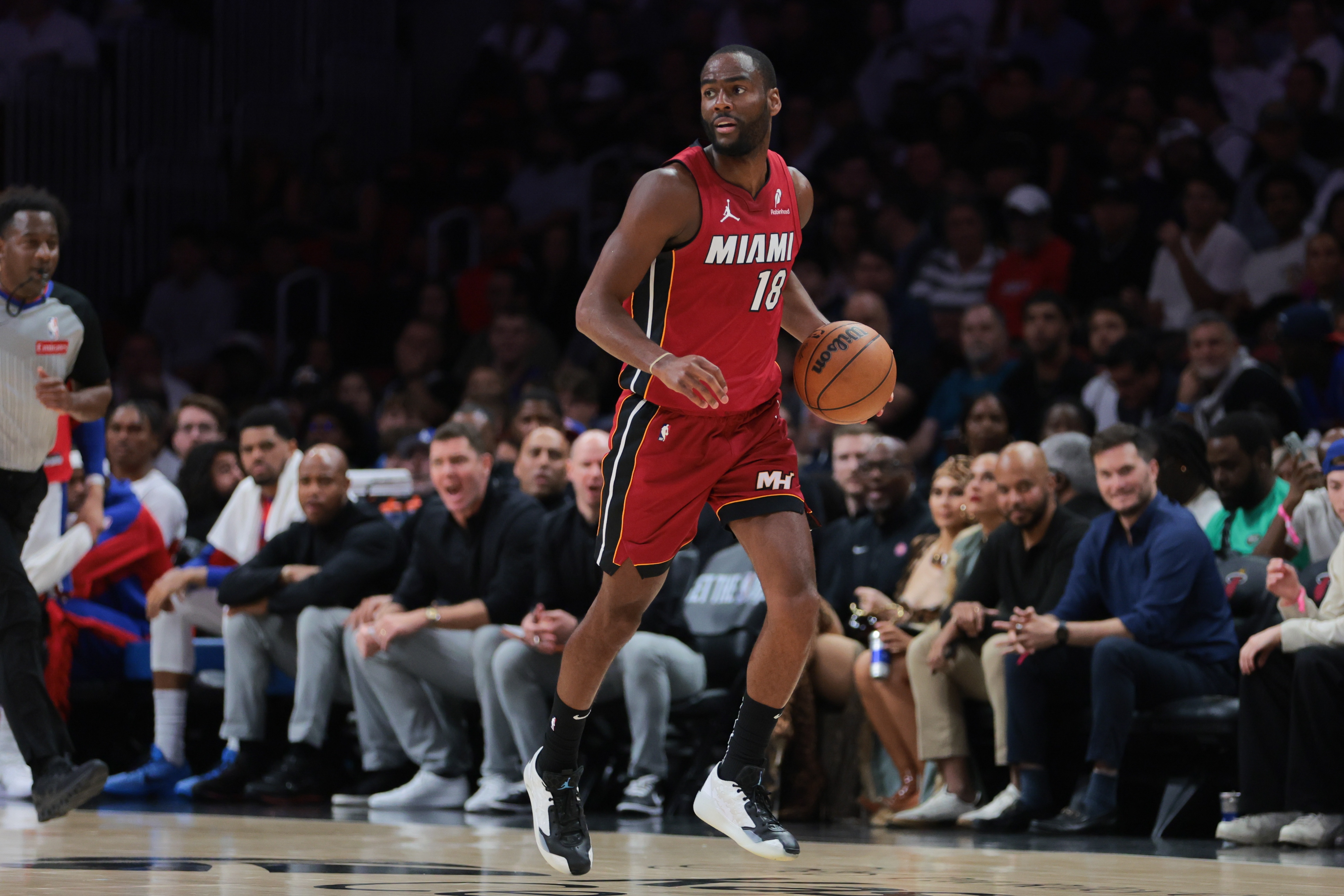 戰(zhàn)舊主表現(xiàn)上佳！伯克斯三節(jié)8投6中&三分7中5 攻下17分2板