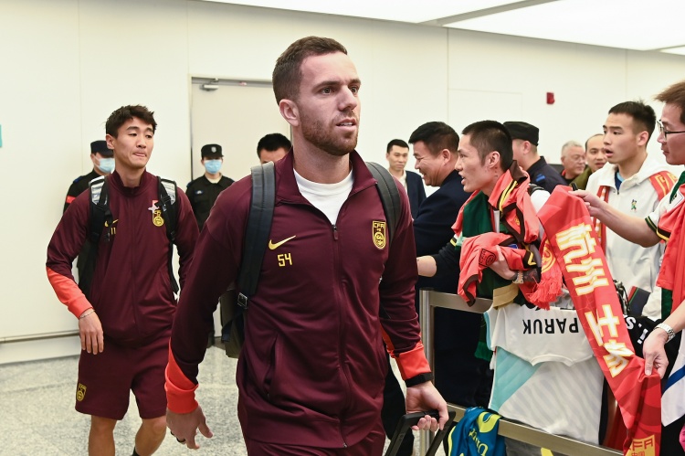 東體預(yù)測國足首發(fā)：塞爾吉尼奧、汪海健坐鎮(zhèn)中場，拜合拉木先發(fā)