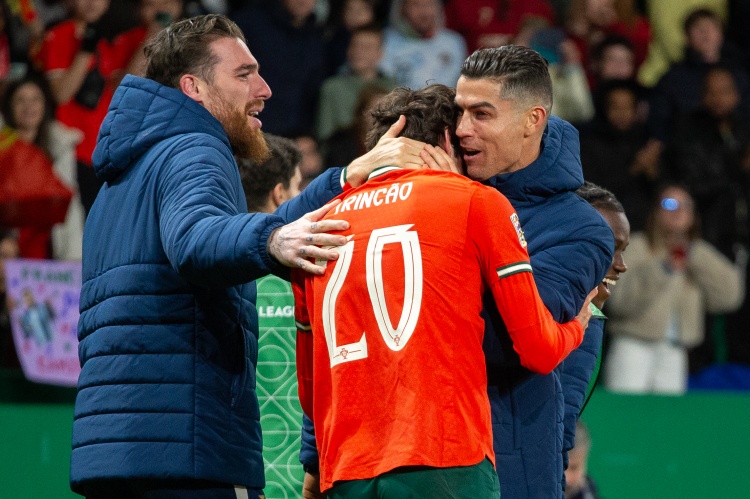 25歲邊鋒特林康第10次為葡萄牙出場(chǎng)，首次取得進(jìn)球并梅開(kāi)二度