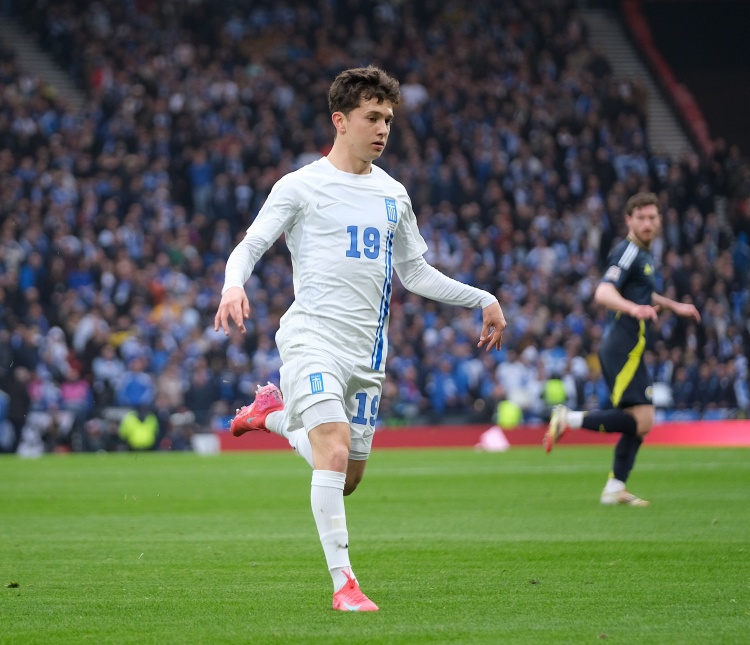 希臘神童！英媒：曼聯(lián)利物浦有意17歲卡雷查斯，球員身價(jià)700萬(wàn)歐