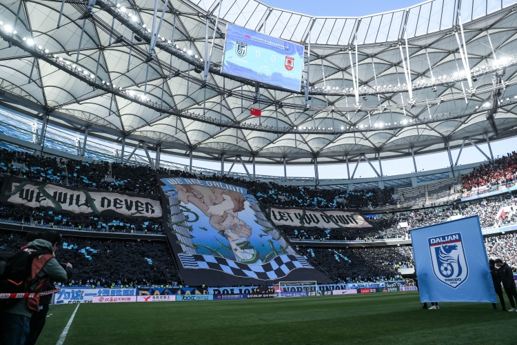 霸氣！東北德比前大連英博升起巨幅tifo——我們是大連